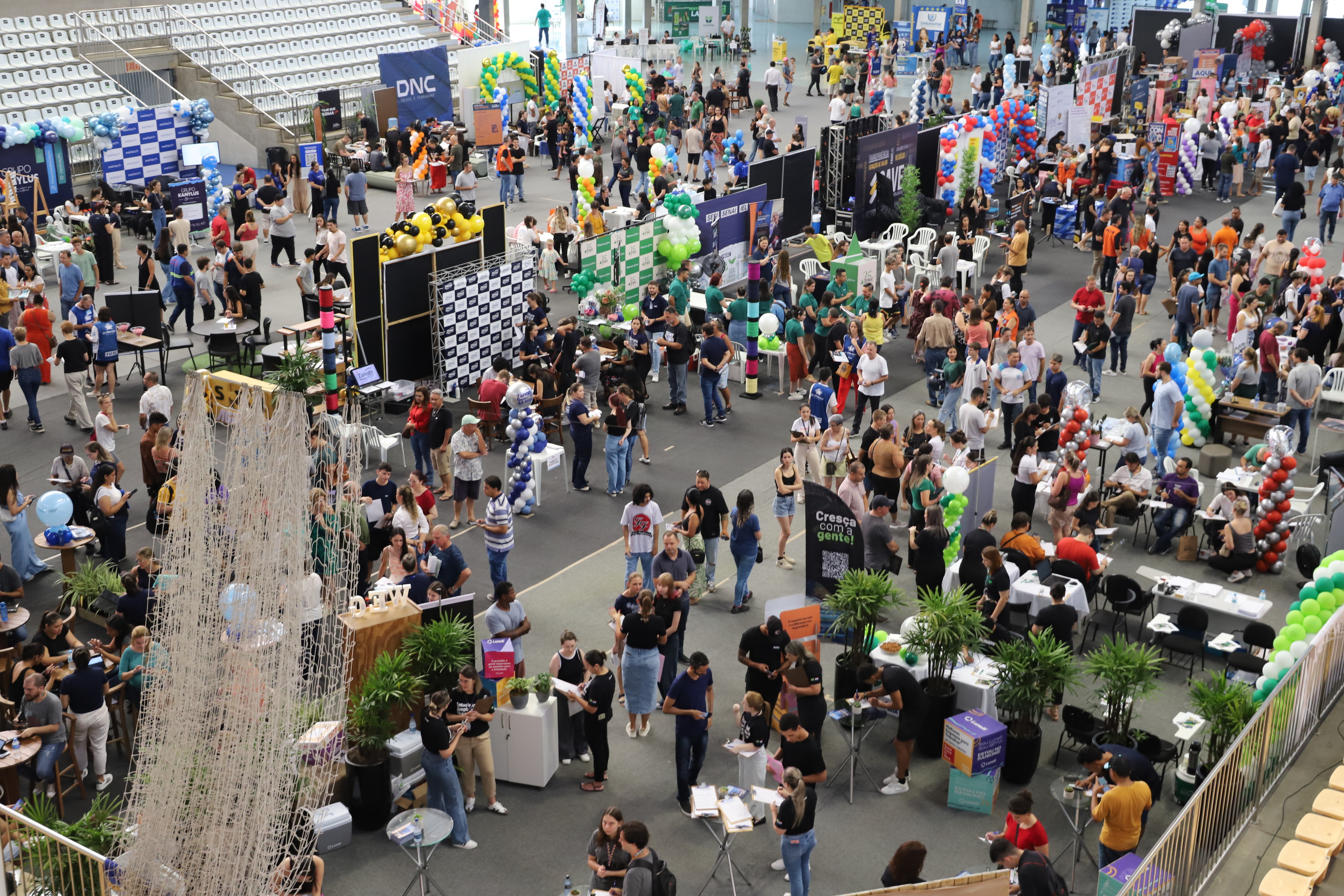 Terceiro Feirão de Empregos reúne milhares de pessoas na Arena Jaraguá
